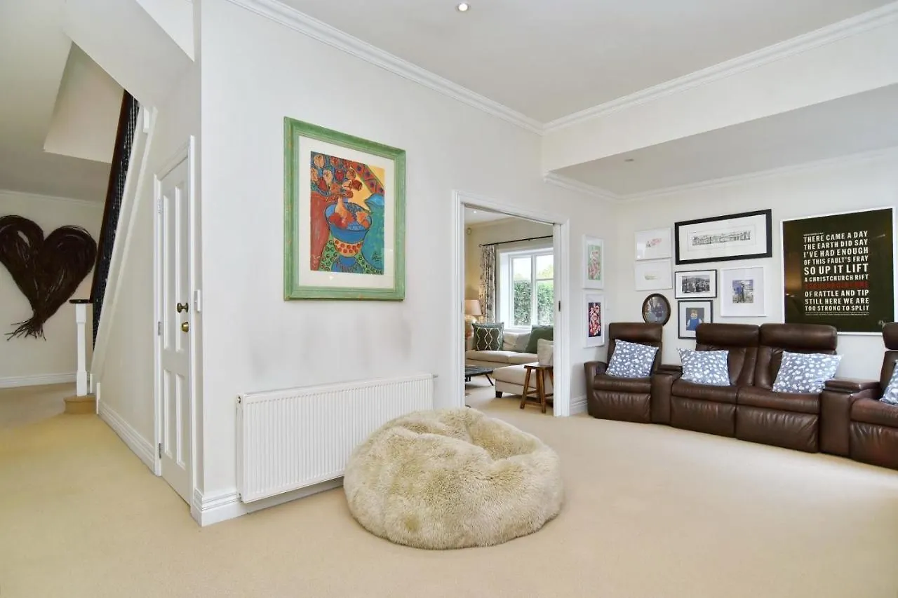 Retreat Villa - Christchurch Holiday Homes